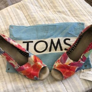 TOMS flower print wedges